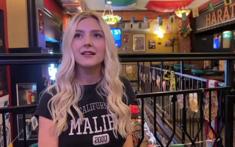 Eva elfie gạ một chàng trai trúng số ở quán bar vào toilet