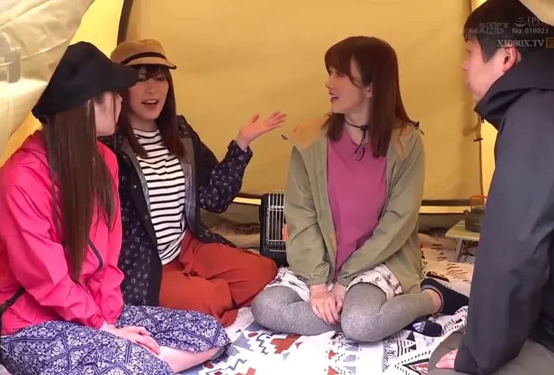 Chuyện lạ đời, ông chồng thay bà xã đi cắm trại với mấy cô bạn của người vợ ở khu phố…