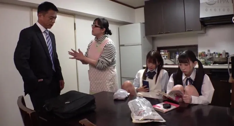 Ngày đầu gặp mặt bố dượng đã địt 2 con gái riêng của vợ